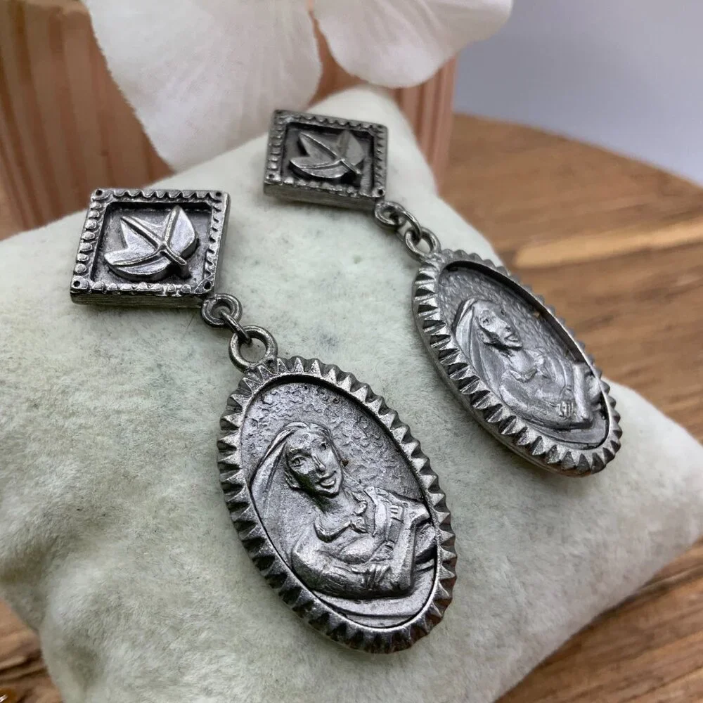 Disney Vintage Pewter Pocahontas Oval Dangle Leaf Design Stud Earrings - Picture 5 of 6